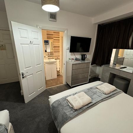 Oakhurst Gatwick B&B Crawley  Eksteriør billede