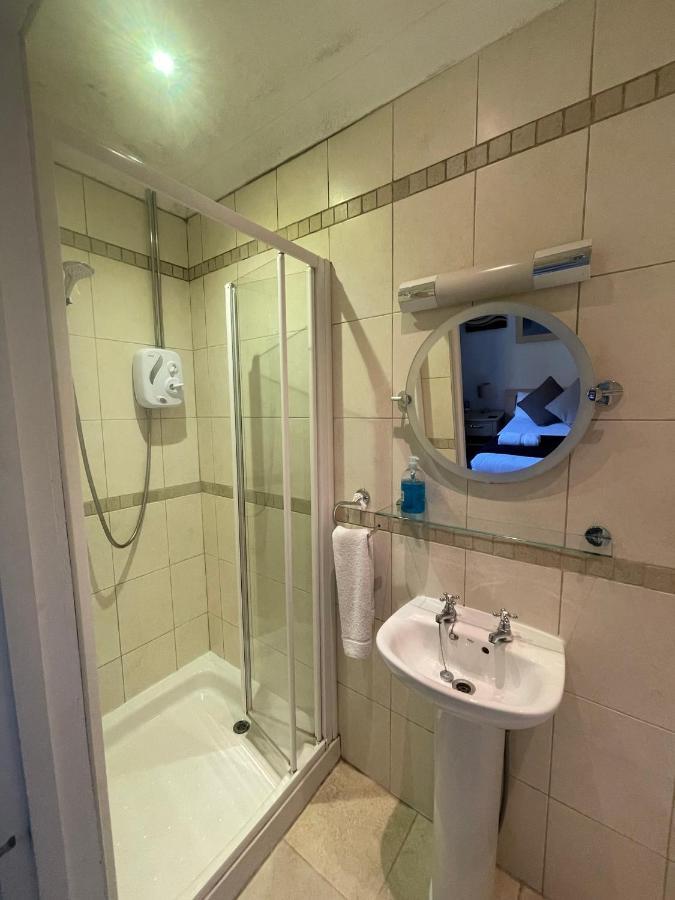 Oakhurst Gatwick B&B Crawley  Eksteriør billede
