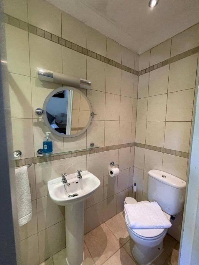 Oakhurst Gatwick B&B Crawley  Eksteriør billede