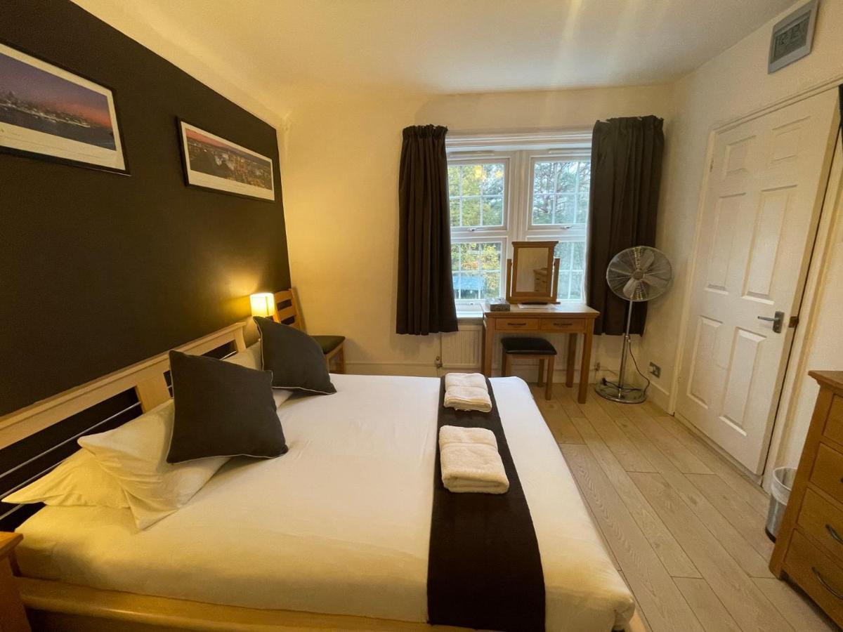 Oakhurst Gatwick B&B Crawley  Eksteriør billede