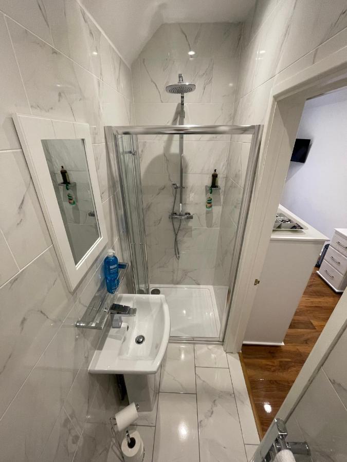Oakhurst Gatwick B&B Crawley  Eksteriør billede