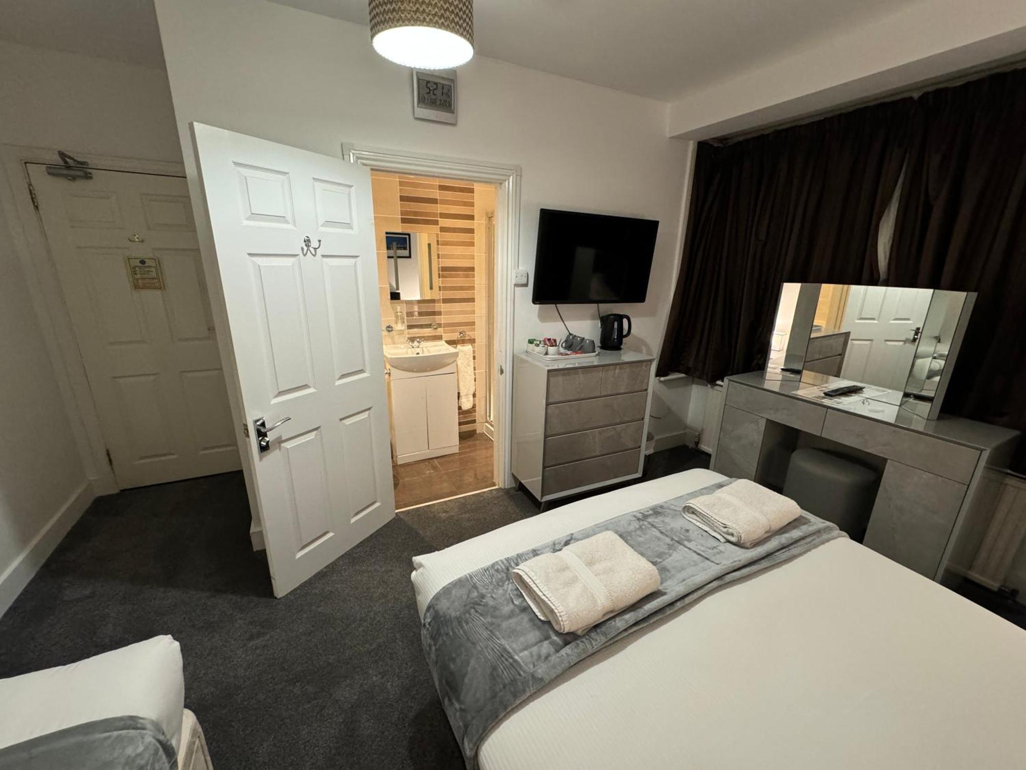 Oakhurst Gatwick B&B Crawley  Eksteriør billede