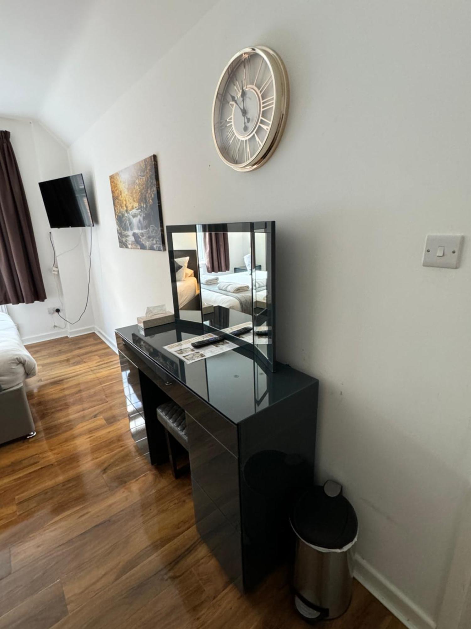 Oakhurst Gatwick B&B Crawley  Eksteriør billede